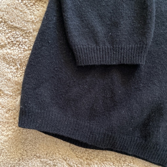 Black V-neck, cashmere sweater with detailed trim - Picture 4 of 5